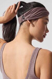 10 Hairstyles That Hide Greasy Hair Perfectly 0d28a50e2f9c9785f7a26b7303a53771