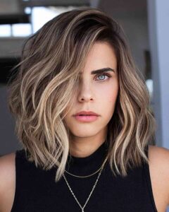contrasted bronde hair with a deep side part 720x900