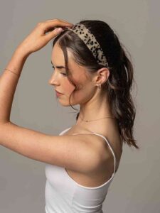 Headband Hairstyles: 15 Chic Ways to Wear One headband with loose waves