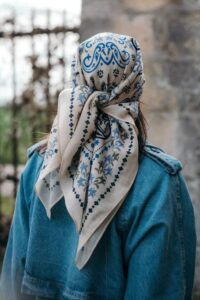 loose neck scarf with hair down 1